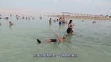 小伙用300斤食用盐，在家打造“死海”，结果太壮观了！
