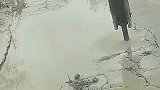 给路来俩洞，做好事不留名