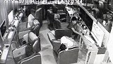 小偷盗窃后对监控竖中指 警察将其抓回现场比耶