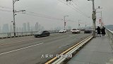 实拍一条黑色“巨蟒”从长江大桥底下穿过，画面太震撼了