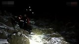 【北京】两男子上长城偷砖被困野山 消防员乐了