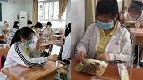 有温度的“隔阂” 武汉高三学生花式吃午餐