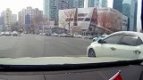 轿车司机真是弱势群体，遇到这样行人欲哭无泪