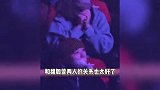 窦靖童现身魏如萱演唱会，一身简约打扮酷似王菲，两人互动莫名好嗑