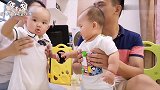 双胞胎萌娃终于学会摇头拍手，宝妈最开心，跟宝宝一起玩嗨了