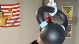 老外真会玩，铁头功啊