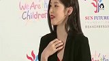 章泽天赴宴坐主桌，蕾丝裙优雅十足，美貌引惊叹