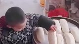 小朋友拿热馒头给流浪汉吃
