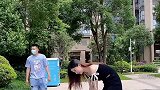 美女与小伙的搞笑对话：让我来帮你吧！