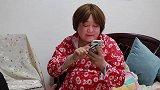 大哥手机被老婆拿走时，前女友突然发来短信，结局太搞笑了