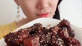 红烧肉焖土豆根本吃不够，一口接着一口，越吃越上瘾