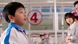这小子厉害啊！泡茶姿势比我爷爷还溜！哈哈哈