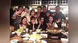 杨幂现身北影10周年同学聚会，颜值出众比V卖萌很开心