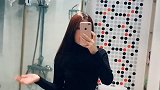 我马上就要出门了 先照照镜子 看看自己可爱吗