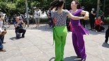 小鱼儿和爱杰热情似火的舞蹈跳起来