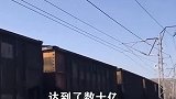 我国最长的火车，由320节车厢组成，一眼望不到尽头