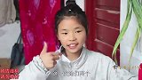 傻妞和豆豆为了卖艺，练习头顶水瓶和劈叉，真厉害
