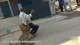 男子被猎豹一嘴巴咬到屁股 摔倒在地！