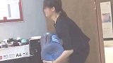 上大学的时候一桶水可以扛到五楼，现在青铜一个