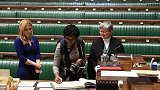 带娃宣誓！英国三位女议员带娃宣誓就职 重写众议院历史