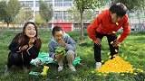 小伙饥饿难耐，看到食物狼吞虎咽，吃饱喝足后为何又狂吐不止！