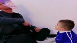爸爸非要给儿子表演变脸，儿子都看懵圈了，这画面原谅我没忍住