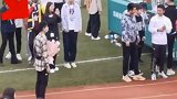 运动会上的三千米刚跑完，男在等他心爱的女孩…浪漫桃花朵朵开