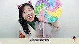 小姐姐吃“超大爱心棒棒糖”，送男女朋友的礼物，怦然心动好甜蜜
