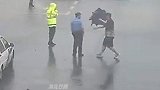 小伙为暴雨中执勤的民警递伞