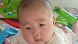 小宝宝趴在床上，接下来的表情好萌，两个大眼珠子瞅来瞅去的！