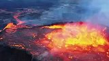 真实的火山口，温度高达约1200摄氏度，无人机近距离拍摄