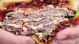 怎么提高汉堡的味道？把培根放在面包里！