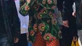 李宇春穿红绿印花外套，又美又飒，橙色拖地裤潮流有范儿