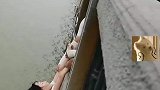 女子桥上悬空即将坠河，多名外卖小哥合理救起
