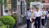 无腿父亲在考场外，手捧鲜花陪考