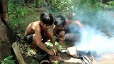 荒野美食-荒野中小野孩配上秘制辣酱在岩石烹饪小鸡腿