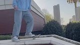 男生滑板失误，同伴大喊开席了
