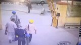 一看就是讲究人，直接钻过去