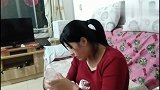 双胞胎宝宝不吃奶瓶，妈妈发威了，见证姐姐从倔强到屈服的过程