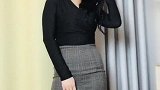 穿紧身包臀裙的美女，搭配上一件时尚小衫，整个人都特别有气质！