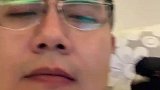 男子养了个八哥，非常调皮老是去扒拉男子的嘴巴
