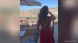 一袭红衣惹人羡！女神吊带露背连衣裙太有范 你爱了吗？