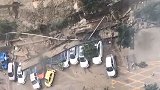 大理突遭暴雨成河 围墙垮塌一排车被砸