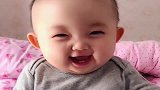 贪玩的宝宝，笑着笑着就玩别的去了，这注意力转移得真快！