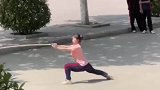 小女孩当着同学的面耍红缨枪，班里的男同学肯定没有叛逆期吧