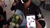 李现现身机场，旁边的小姐姐引起注意，暴露李现的真实身高！
