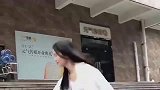 这么大的水桶，美女单手一甩，就扔上去了，牛啊！