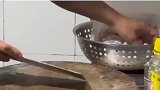 牛蛙躲刀神奇一幕，惊呼多活一秒