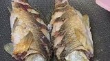 鲫鱼汤这样炖你就是高手，瞬间变白，喜欢美食多多支持，每天更新