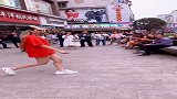 美女街头尬舞被嫌弃，结果搞笑了